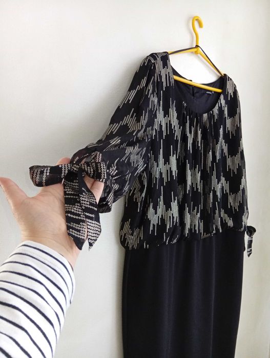 Czarna sukienka z narzutką ze złotymi wzorami