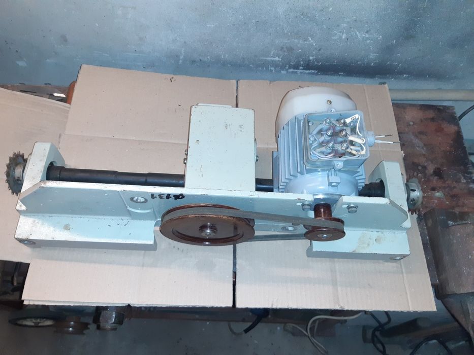 Мотор редуктор роздаточный 1:90 приводной электродвигателем