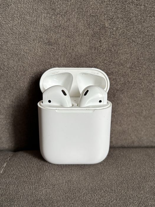 Навушники Apple AirPods 2 with Charging Case MV7N2