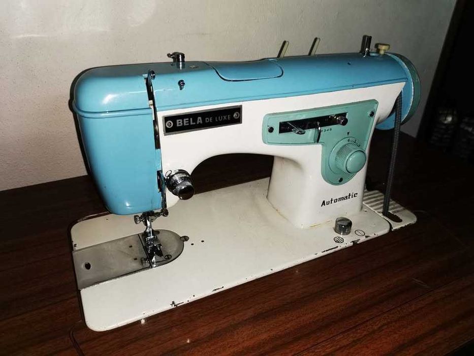 Máquina de costura antiga BELA De Luxe Automatic com móvel