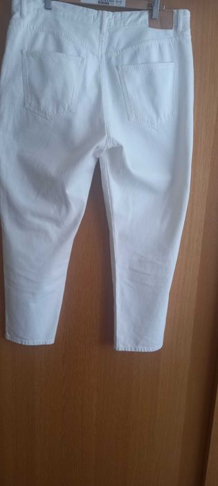 Biale jeansy Mom Fit. Rozm. 46, Marki Sinsay