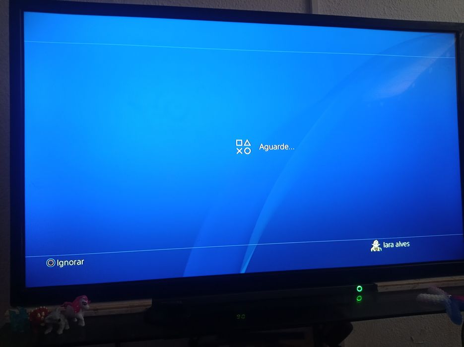 Vendo ps4 com cabo e comando e suporte