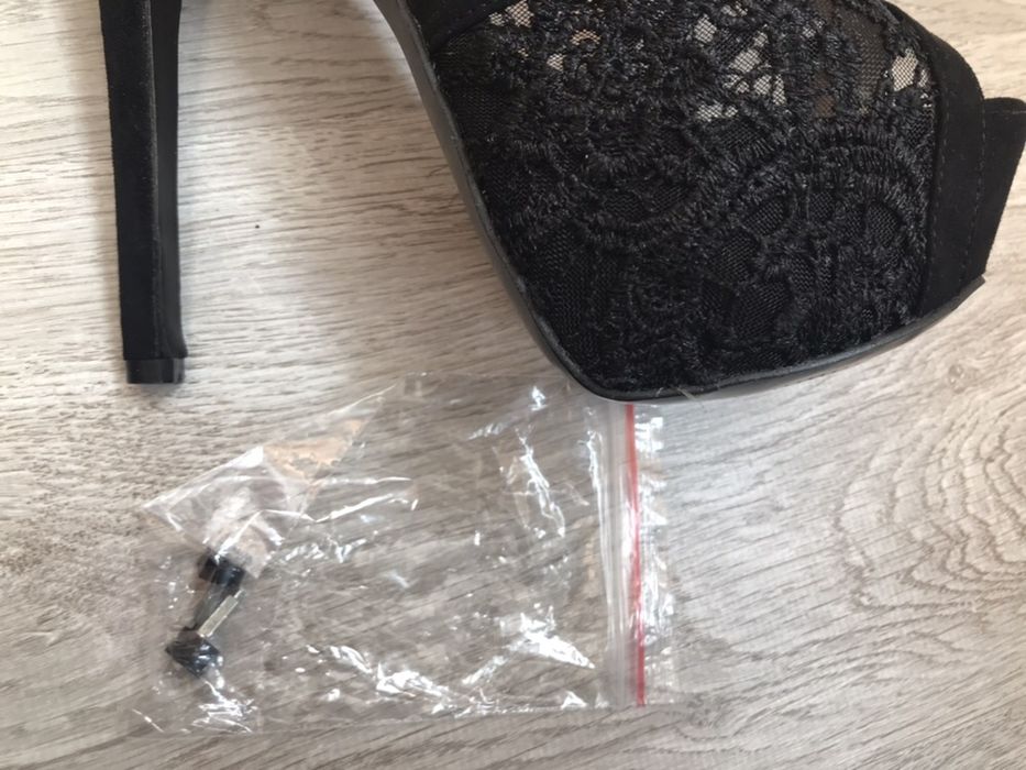 Sandálias pretas com renda n 38