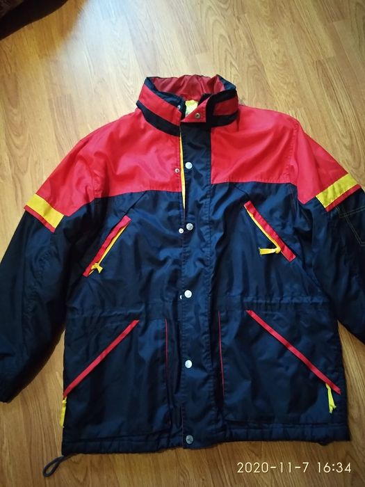 Куртка чоловіча велика.