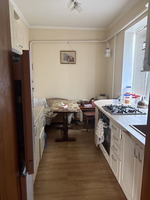 Чудовий заміський будинок поруч з містом