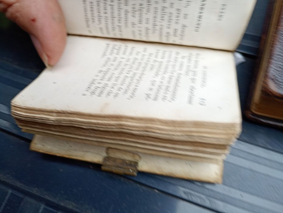 Três missais,dois com capas de marf. únicos