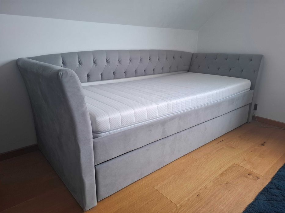 Sofa Melo szara z dwoma łóżkami tapicerowana + GRATIS