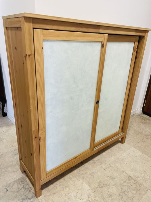 Movel com portas de correr e prateleiras