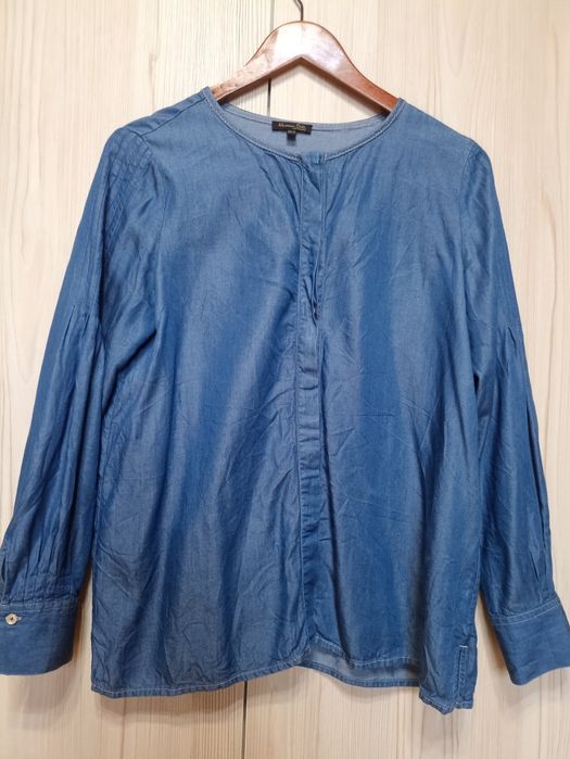 Легкая джинсовая рубашка Massimo Dutti.