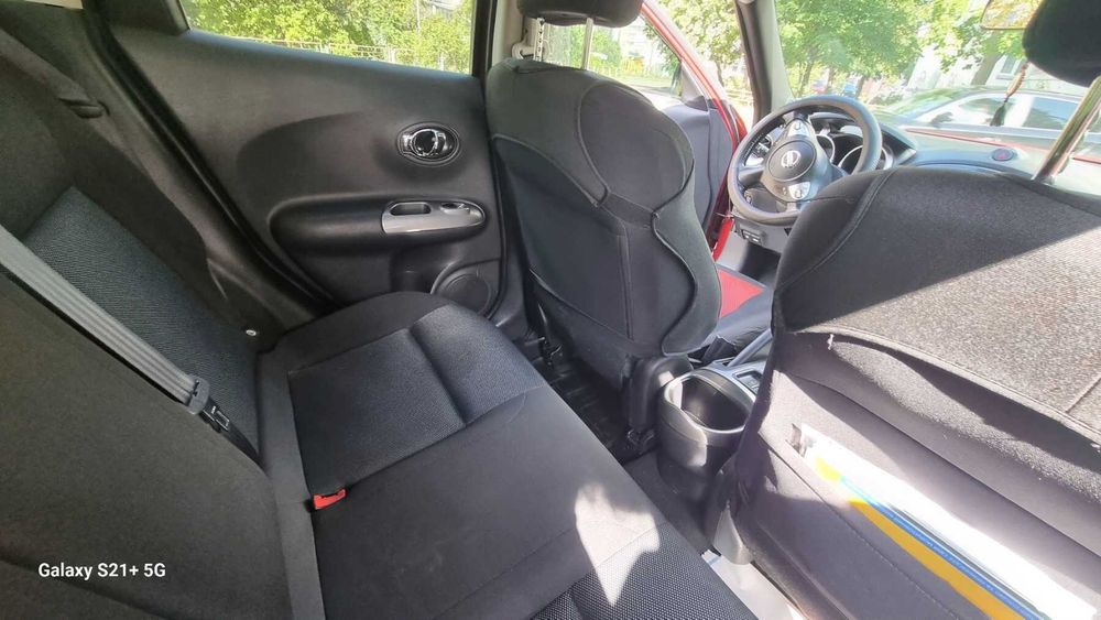 Продам автомобиль Nissan Juke 2012 года красного цвета