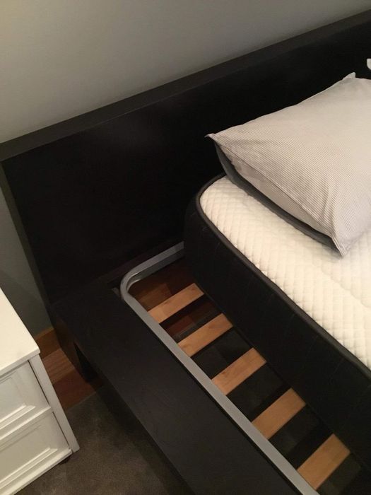 Cama de casal em madeira vanguê