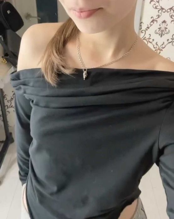 Трендова асиметрична кофтинка