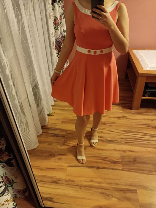 Sukienka elegancka przed kolano