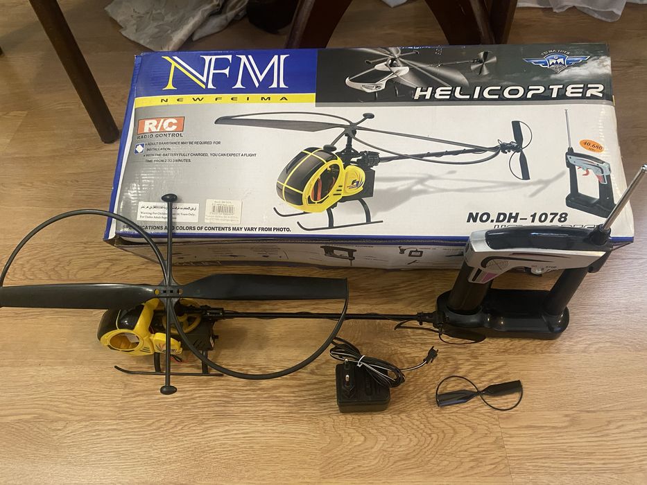 Машина, вертолет на пульте управления