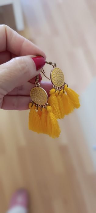 Brincos amarelos usados