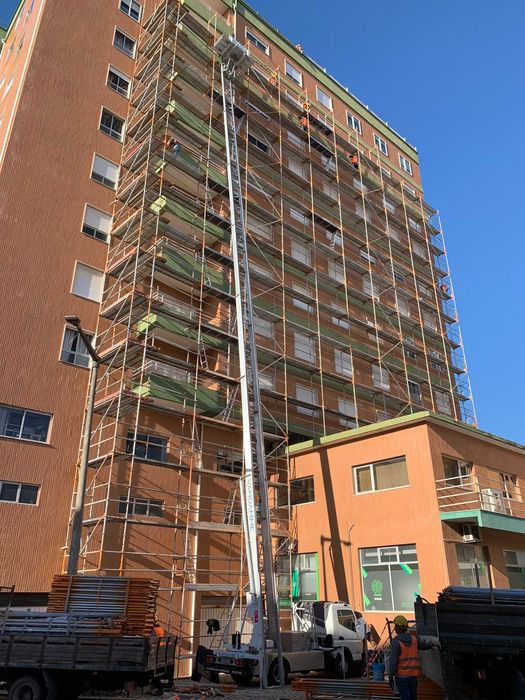 Elevador exterior (grua)plataforma. liftservice . Mudanças, obras,.