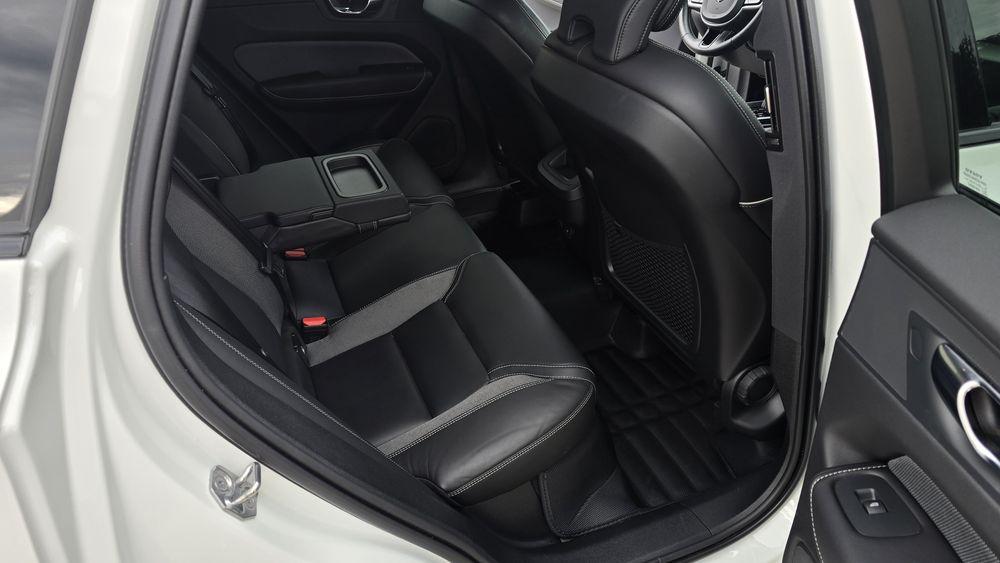 Volvo xc60 R- Line -Biała perła- Bezwypadkowy