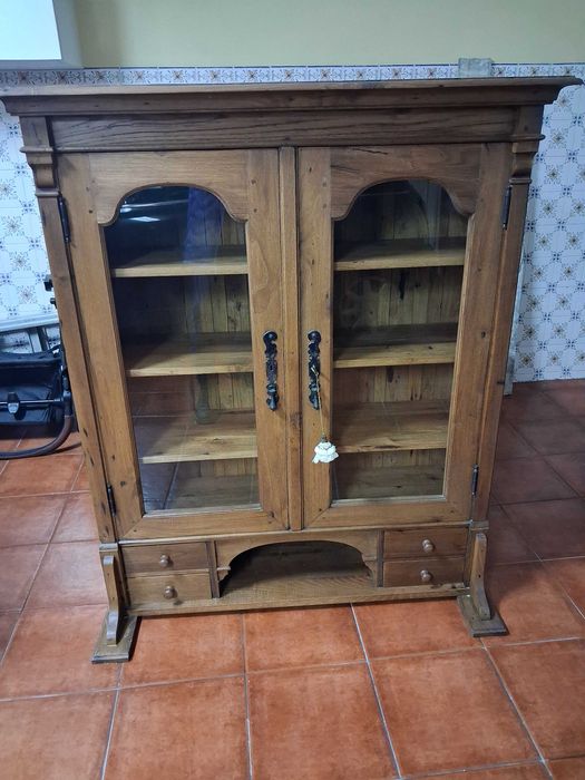 Movel com alçado em castanho velho