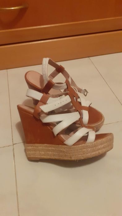 Sandálias brancas e Camel de Cunha ( Seaside )