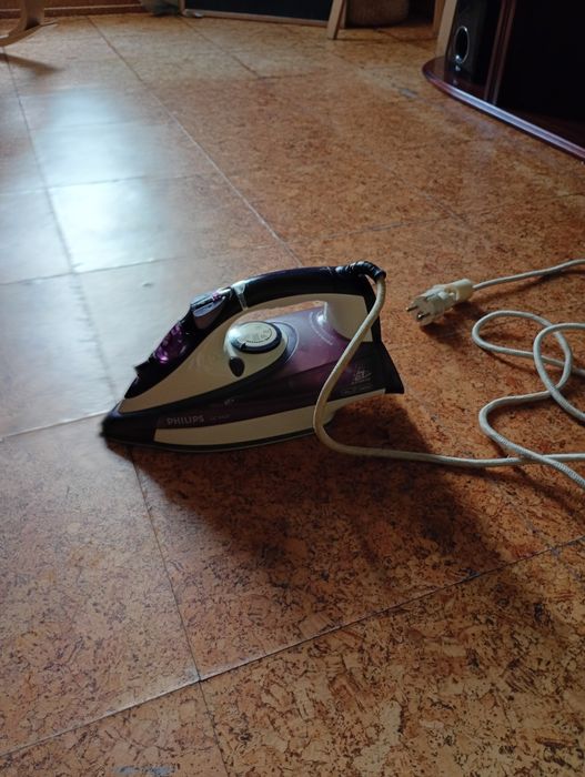 Ferro de engomar a vapor Philips (roxo/bege)