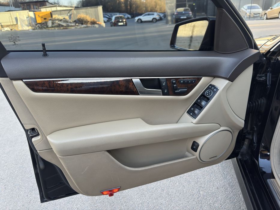 Mercedes-Benz C-Class 2014 VIN WDDGF8AB9EA945872 фото оголошення 9 з 19