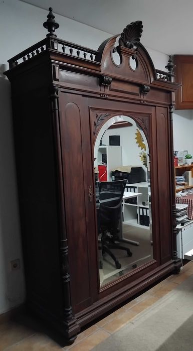 Roupeiro antigo com espelho em bom estado