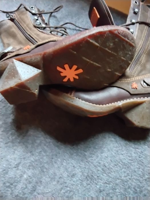 Botki zamszowe, brązowe.