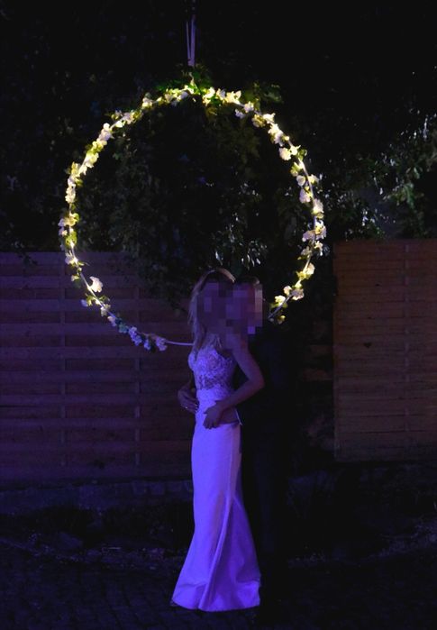 Wianek ślubny z kwiatami i lampkami led