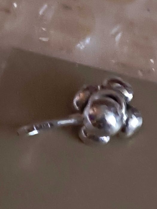 Srebrny kolczyk kwiat jabłoni śliczny wpinka