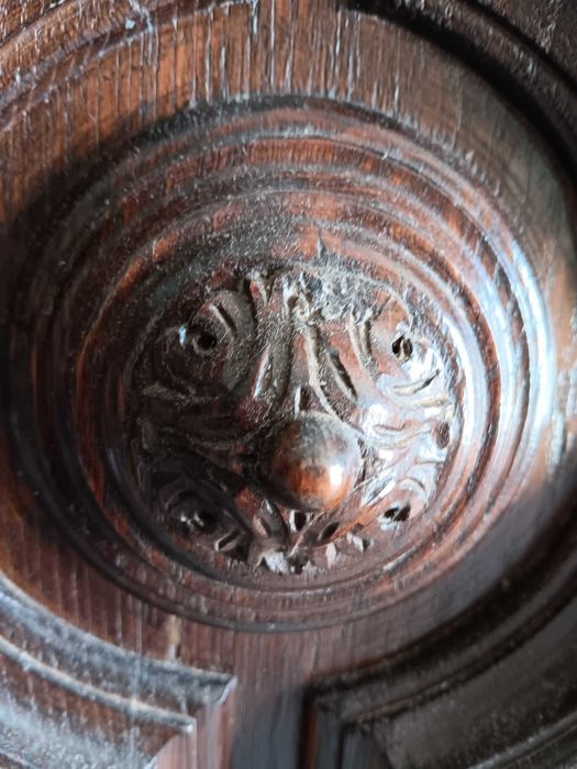 Armário ótimo para arrumações e muito decorativo.