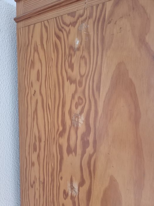 Armário em madeira maciça – estilo clássico