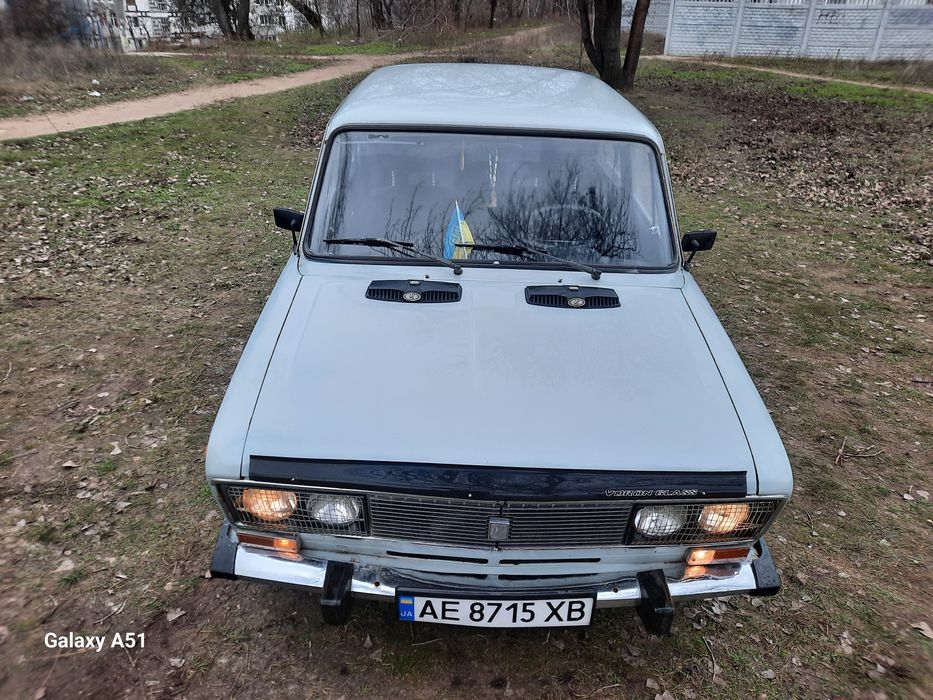 Перед тим як телефонувати  уважно прочитайте опис до кінця.
Автомобіль без жодних вкладень — від слова зовсім. Усе працює повністю та справно.
Продам ВАЗ 21063 (чиста “шістка”).
Двигун 1,3  не димить, не троїть, працює ідеально та тихо.
Ходова частина вся перебрана, автомобіль їде м’яко та впевнено.
Машина з-під дідуся, з гаражним зберіганням.
Кузов без зварювальних робіт, уся в рідному металі, заводські зазори, рідна фарба.
Міст не виє, коробка передач не вибиває, перемикається чітко.
Салон у ідеальному стані.
Усі стекла рідні, рідний пробіг — 48 000 км, не скручений.
На пробігу 46 000 км проведено заміна мастил і фільтрів.
Є заводські книжки та всі документи с заводу.
Усі двері та стекла відкриваються й закриваються справно.
Встановлено музику, ГБО 2-го покоління (встановлене 2 місяці тому).
Зимова гума   4 колеса, у відмінному стані.
Увесь хром   рідний .
По електриці працює абсолютно все.
Автомобіль вкладень не потребує.
Страховка дійсна.
Оформлення можливе через 4–5 місяців, у зв’язку зі смертю власника.
Господарка вступає в спадщину — після цього можно  переоформлення зробить.
На даний момент авто продається по техпаспорту.
Є два невеликі підкраси — на лівих задніх дверях.
Некритично, майже непомітно.
Автомобіль повністю в рідному стані, пробіг оригінальний.
Їде м’яко, без сторонніх шумів, впевнено.
Інші питання — по телефону.
Прохання до перекупників та   експертів не писати і не телефонувати.
Ціна адекватна, авто вартує своїх грошей.
Кому дорого — шукайте дешевші варіанти.
Всім дякую.