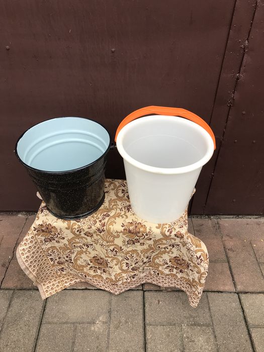 Емаліроване та пластикове відра ємкістю по 8 л кожне.