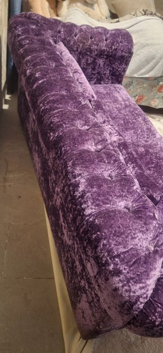 Sofá Chesterfield de Luxo em Veludo Roxo – Impecável