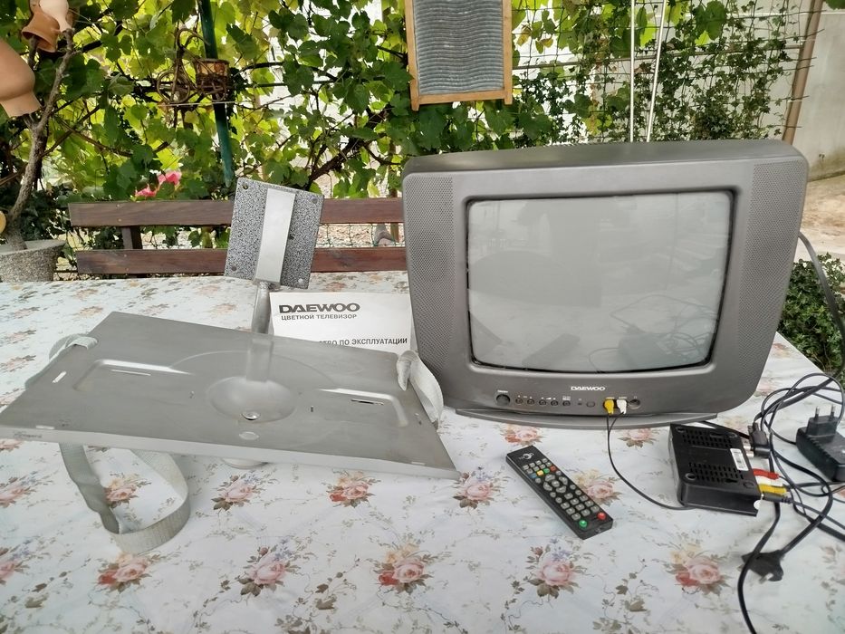 Продам телевизор б/ у рабочий с тюнером и креплением на стену