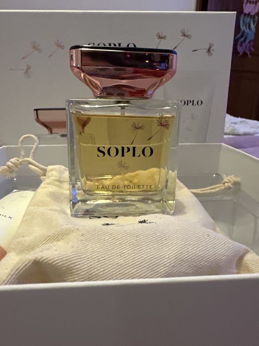 Conjunto de perfume, gel de banho e creme de corpo