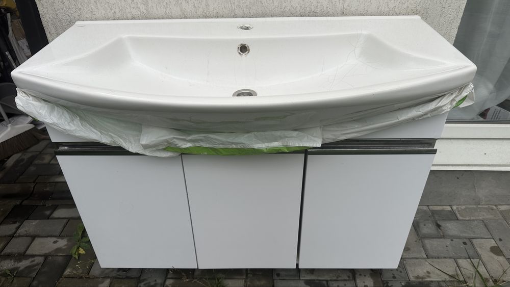 Умивальник з тумбою.