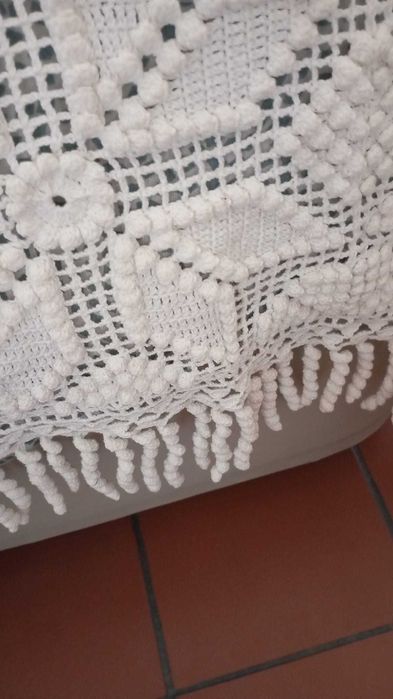 Colcha branca em croché, feita à mão com franja rabinho de porco