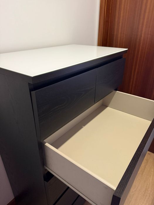 Vendo uma comoda preta do ikea + vidro