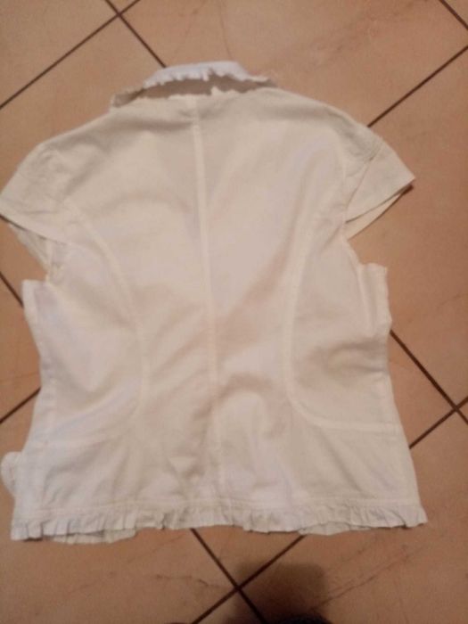 Taliowane białe bolerko.