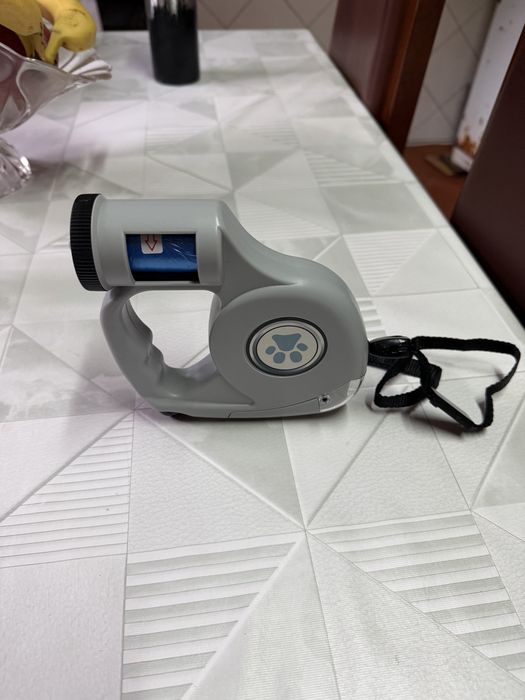 Trela Retrátil 3 em 1 para Cães – LED + Porta-Sacos + 5m | Nova