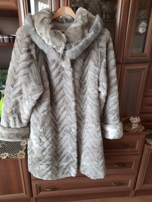 Sztuczne futro w jasnym kolorze