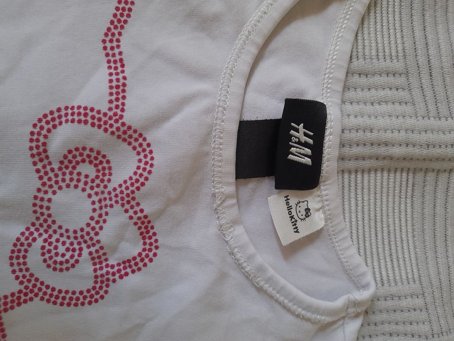 T-shirt branca com estampa pontilhada rosa da hello kitty