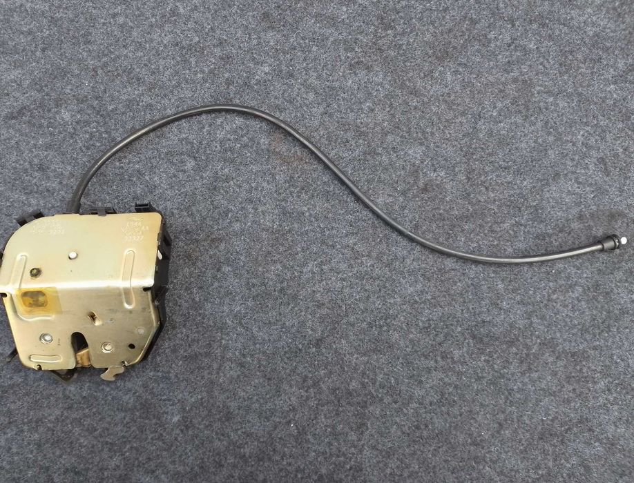 На Ford Focus MK1, Форд Фокус, замок задньої ляди на універсал.