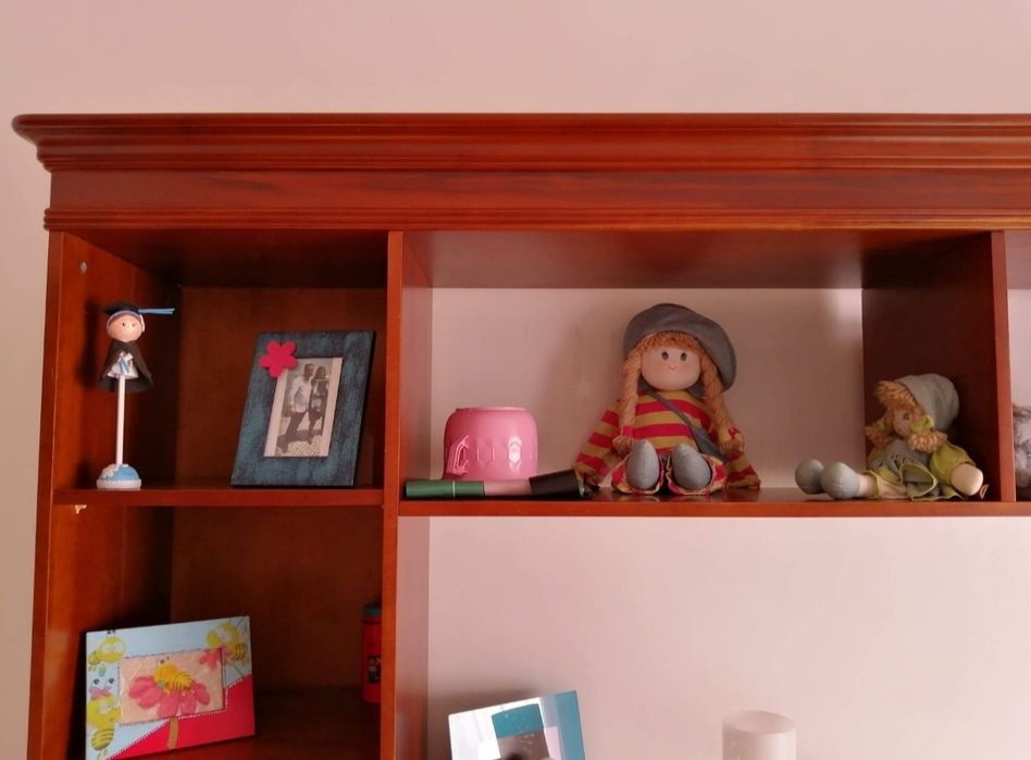 Mobília em Cerejeira (Estante e Cama)