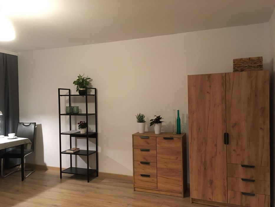 Słoneczna kawalerka z balkonem