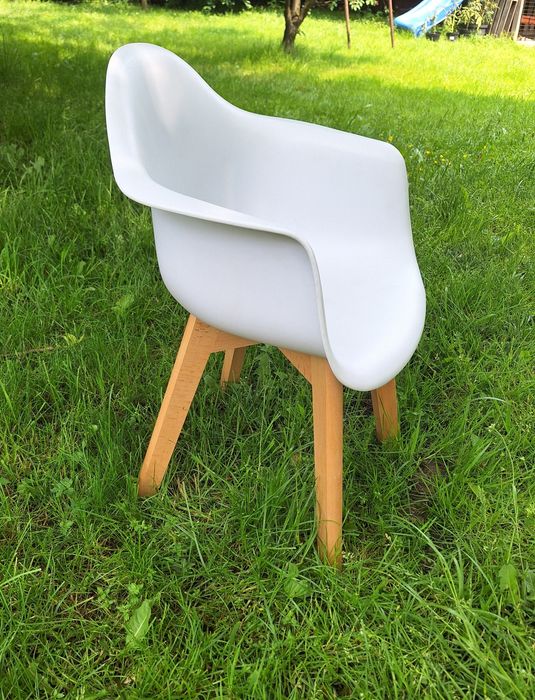 Białe krzesełko dla dziecka w stylu skandynawskim