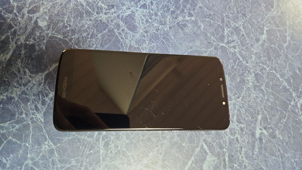 продам 2  телефон Motorola E5 plus
