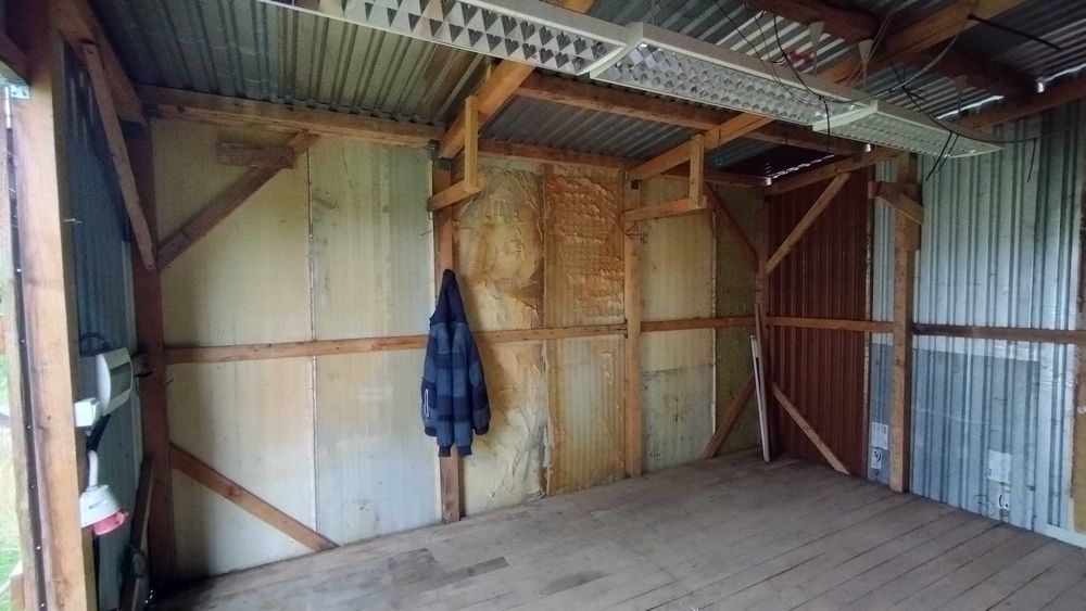 Solidny drewniany barak / składzik 18,7 m², 53 m³, 230/400 V