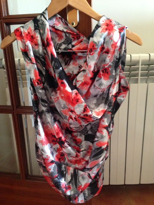 Blusa com decote assimétrico